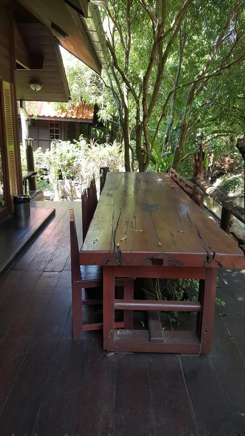 Ruean Mai Chai Khlong Амфава Екстериор снимка