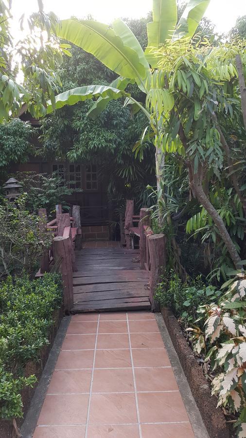 Ruean Mai Chai Khlong Амфава Екстериор снимка