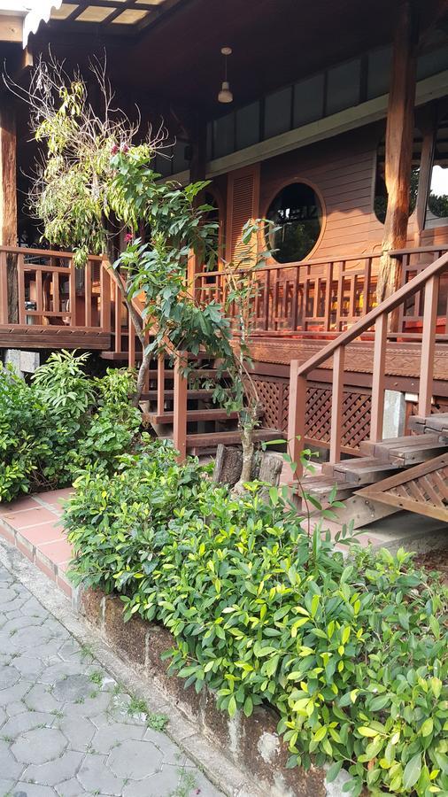 Ruean Mai Chai Khlong Амфава Екстериор снимка