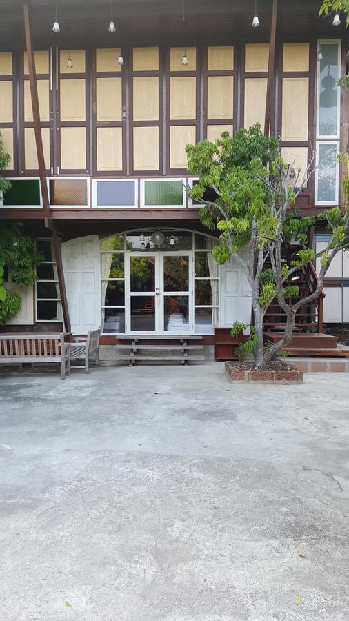 Ruean Mai Chai Khlong Амфава Екстериор снимка