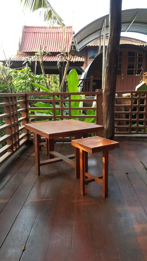 Ruean Mai Chai Khlong Амфава Екстериор снимка