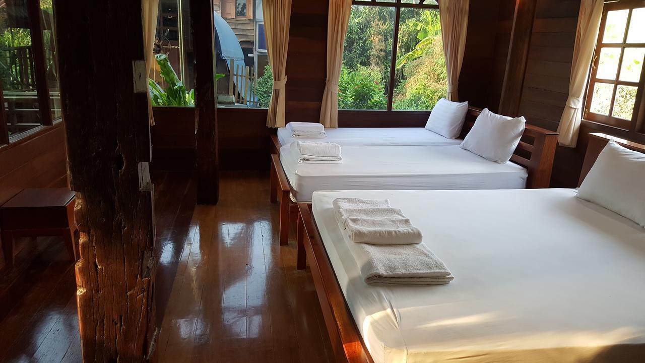Ruean Mai Chai Khlong Амфава Екстериор снимка
