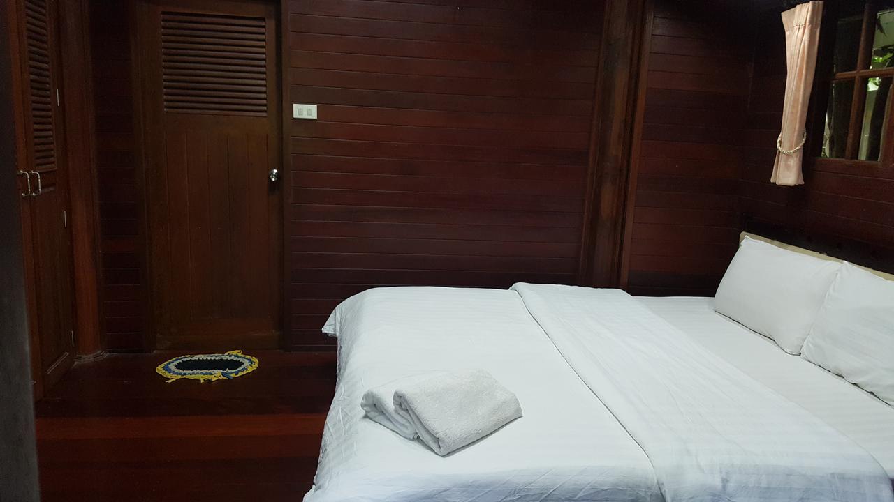 Ruean Mai Chai Khlong Амфава Екстериор снимка
