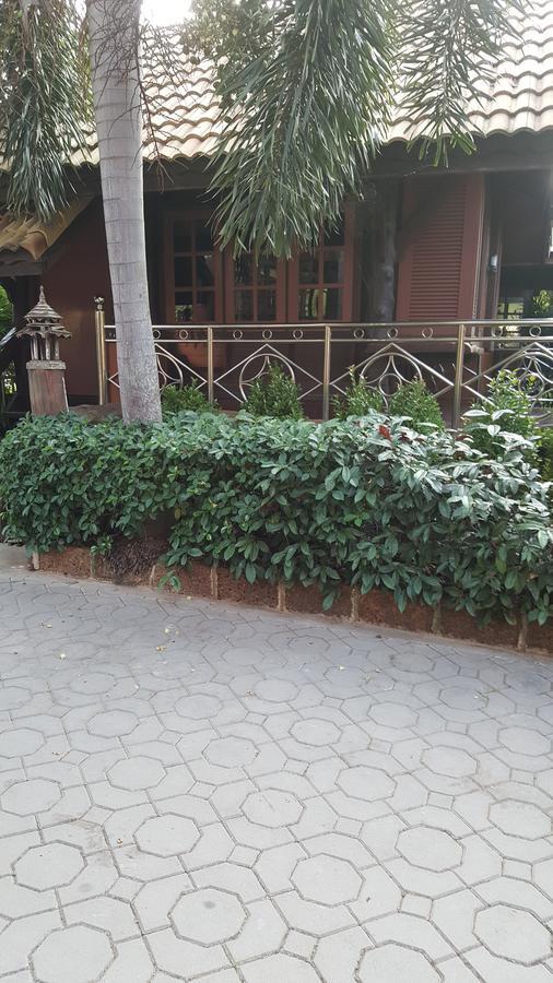 Ruean Mai Chai Khlong Амфава Екстериор снимка
