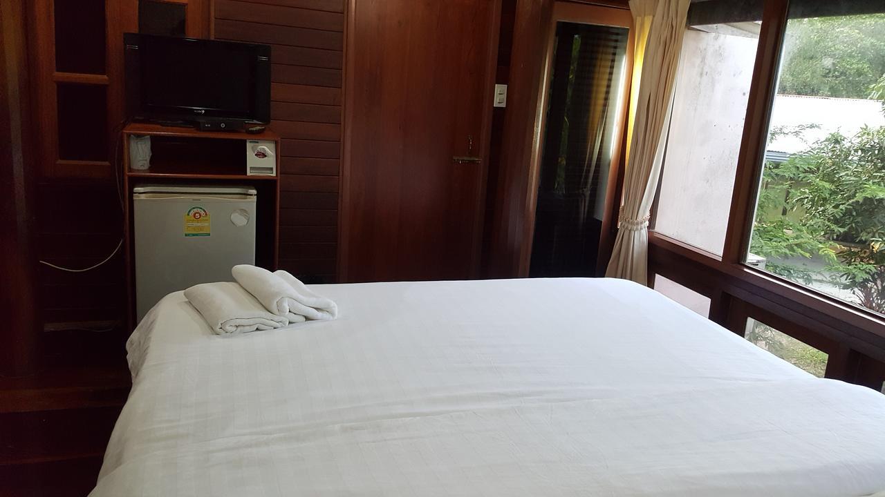 Ruean Mai Chai Khlong Амфава Екстериор снимка