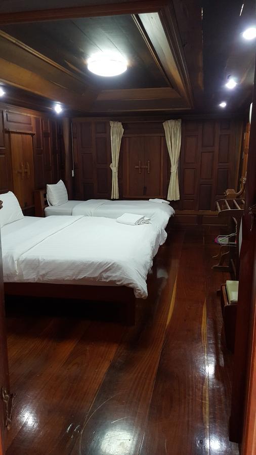 Ruean Mai Chai Khlong Амфава Екстериор снимка