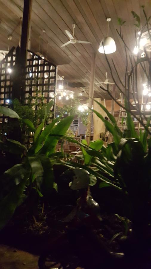 Ruean Mai Chai Khlong Амфава Екстериор снимка