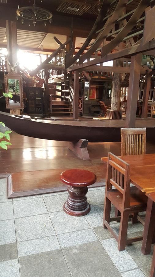 Ruean Mai Chai Khlong Амфава Екстериор снимка