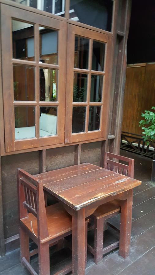Ruean Mai Chai Khlong Амфава Екстериор снимка