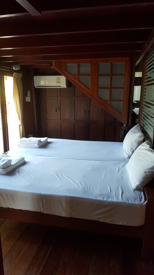 Ruean Mai Chai Khlong Амфава Екстериор снимка