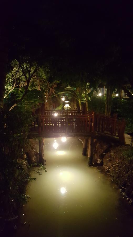 Ruean Mai Chai Khlong Амфава Екстериор снимка