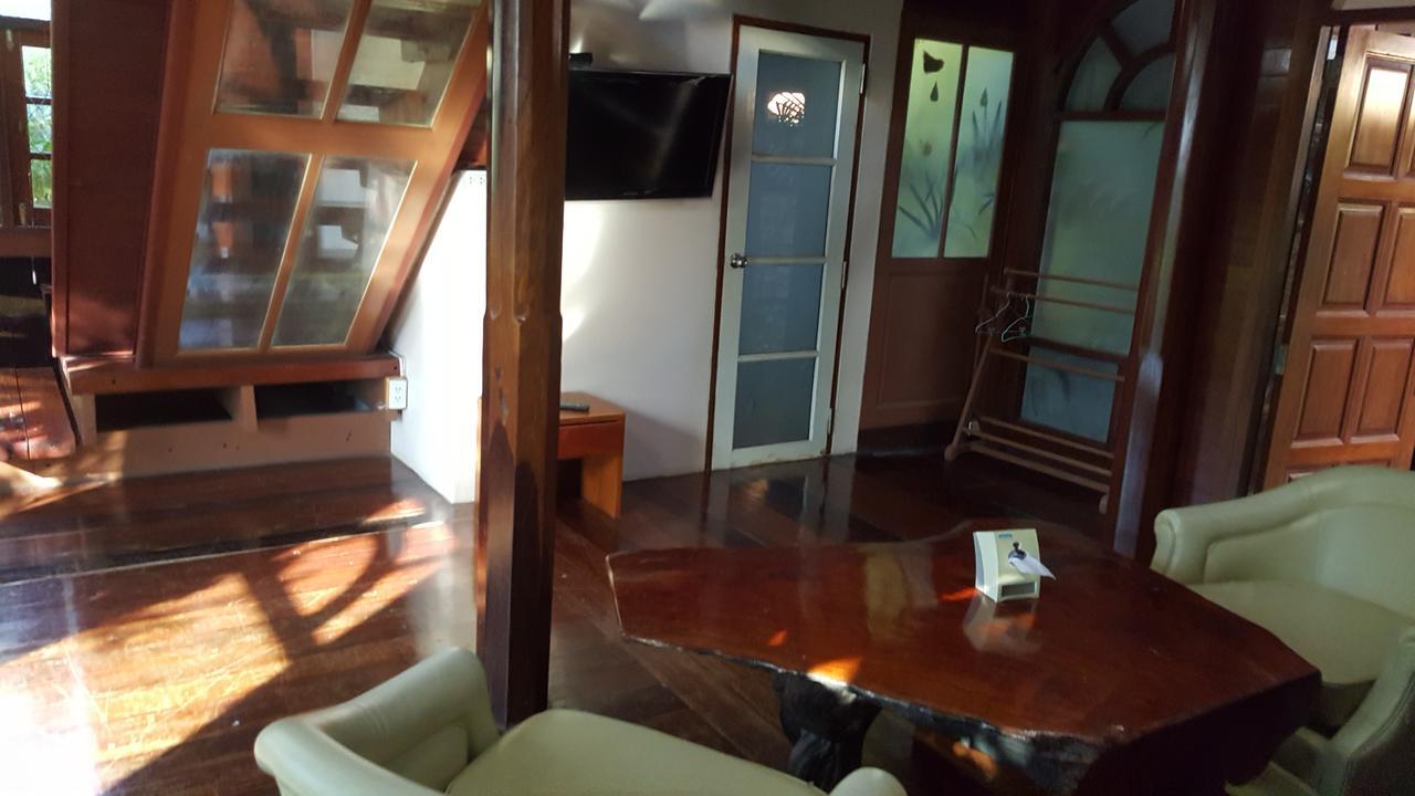 Ruean Mai Chai Khlong Амфава Екстериор снимка