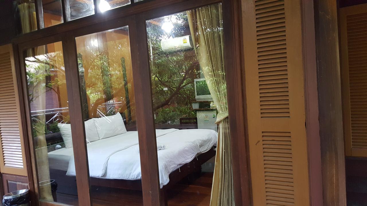 Ruean Mai Chai Khlong Амфава Екстериор снимка