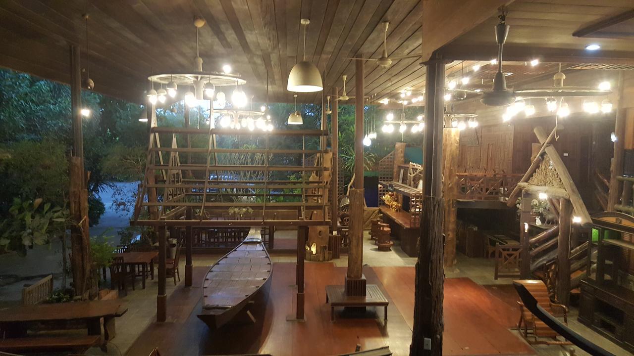 Ruean Mai Chai Khlong Амфава Екстериор снимка