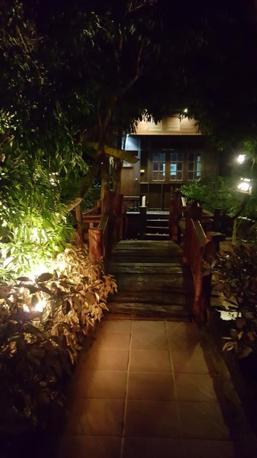 Ruean Mai Chai Khlong Амфава Екстериор снимка