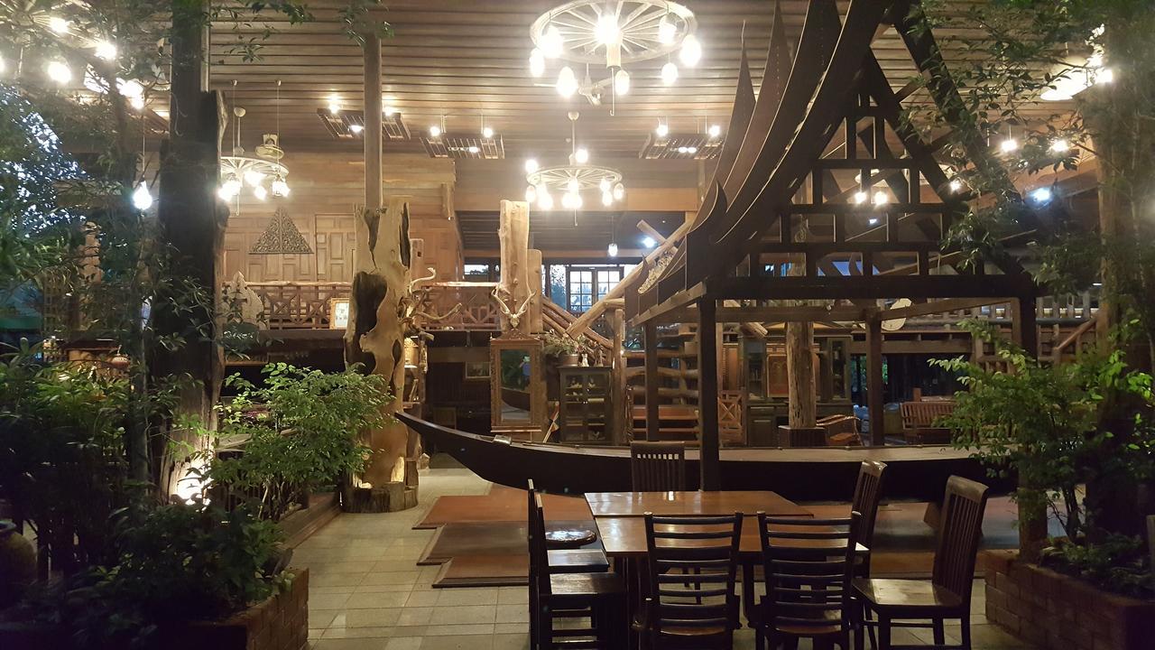 Ruean Mai Chai Khlong Амфава Екстериор снимка