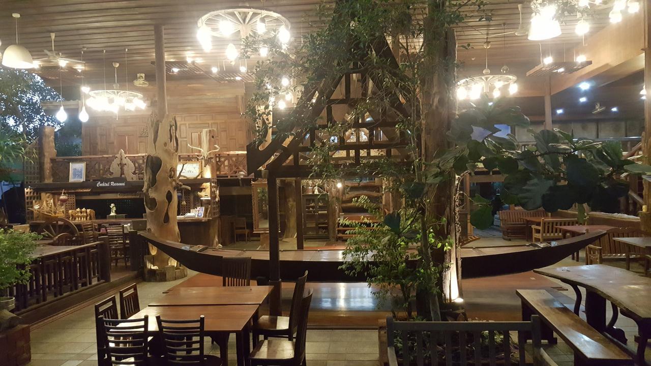 Ruean Mai Chai Khlong Амфава Екстериор снимка